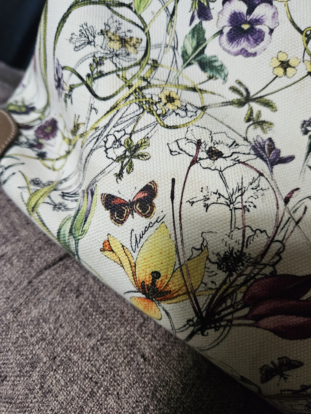 GUCCI!! Rare, Gorgeous, Gucci Floral Canvas Tote Bag with Brown Trim - Picture 9 of 16